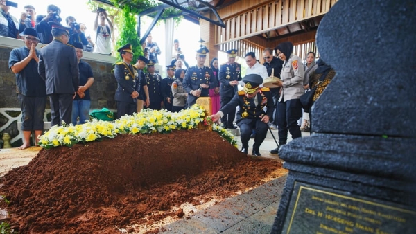 Hadiri Pemakaman Eyang Meri, Kapolri: Pesan Integritas Jadi Inspirasi Keluarga Besar Polri