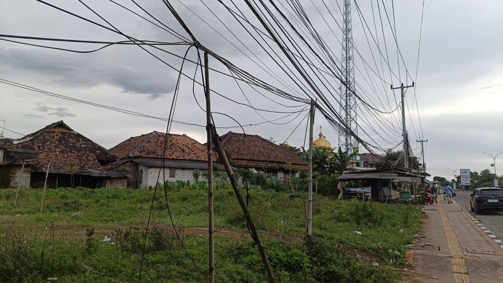 Kabel Semerawut di Depan Kantor Gubernur Banten Dinilai Ganggu Keselamatan dan Estetika Kota