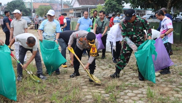 Polres Way Kanan Bersama TNI dan Pemkab Gelar Kurve Bersih di Pasar Negeri Baru