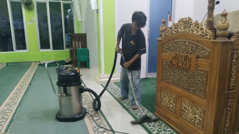 Wujud Kepedulian Sosial, Mepoh Laundry Bersihkan Masjid Al Iman Gedong Meneng Rajabasa Bandar Lampung