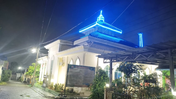 Pesona Kubah Biru Masjid Al Iman Rajabasa Hiasi Malam Jelang Ramadhan 1447 H