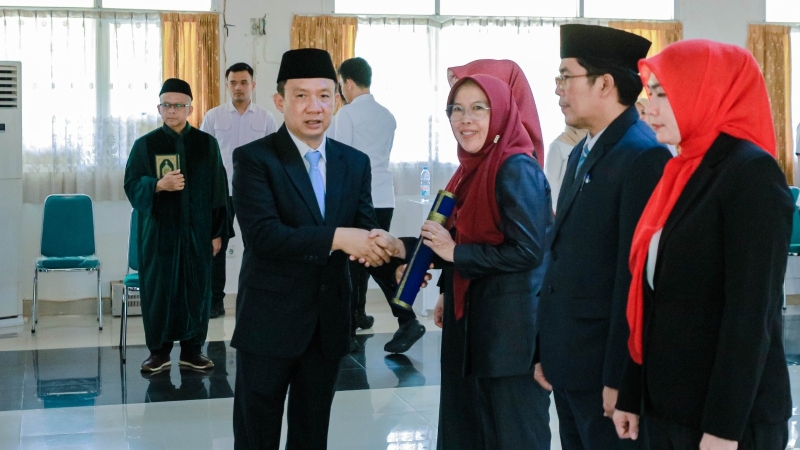 Sekdaprov Marindo Ambil Sumpah 4 Pejabat Administrator Pemprov Lampung, Dorong Reformasi Birokrasi