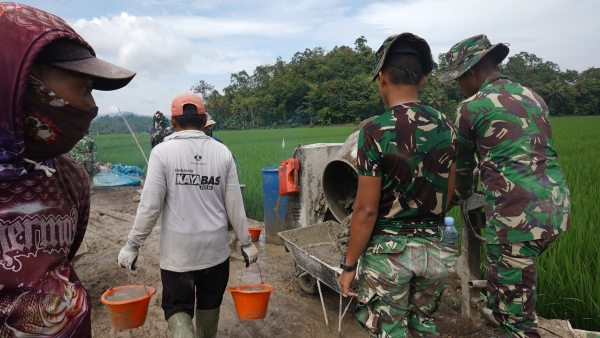 Progres Rabat Beton TMMD ke-127 Kodim 0421/LS di Pesawaran Tembus 54 Persen