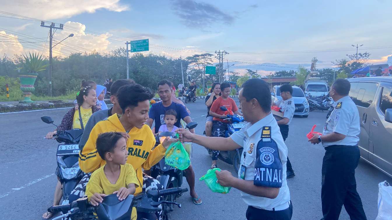 Semarak Ramadan 1447 H, Lapas Way Kanan Bagikan Takjil di Bundaran Simpang Lima