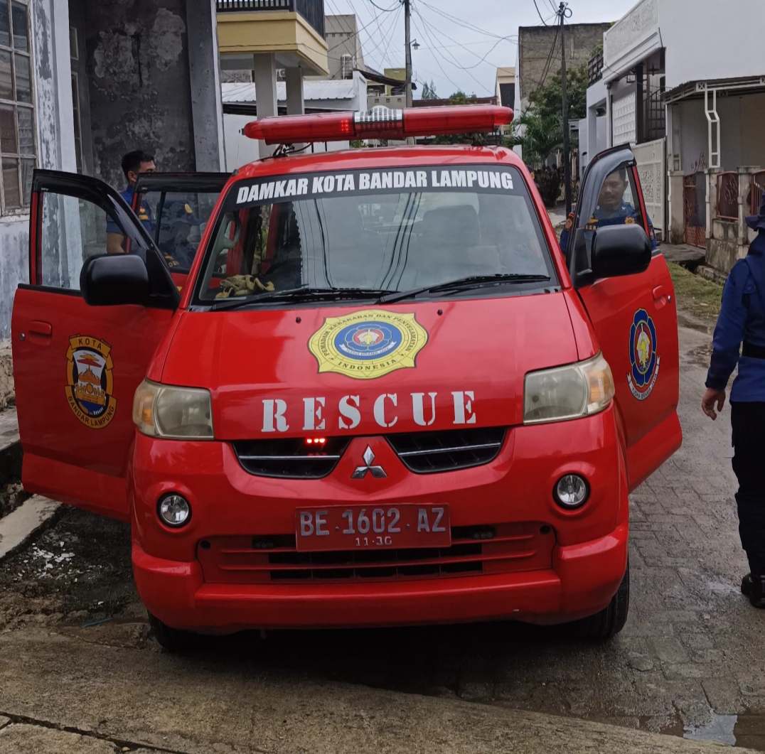 Respons Cepat DAMKAR Bandar Lampung Evakuasi Hewan Liar di Bumi Puspa Kencana