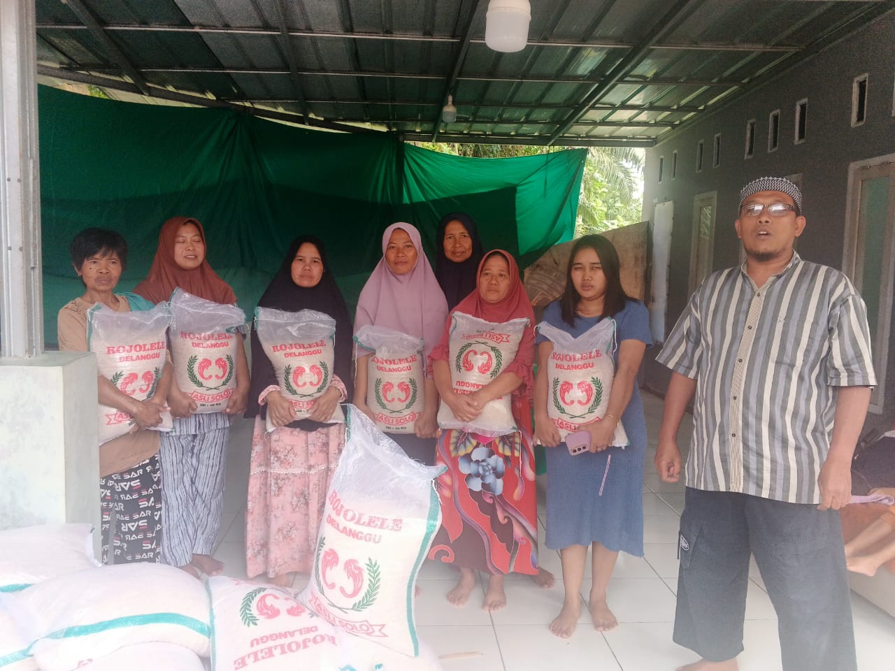 Bupati Radityo Egi Salurkan Bantuan Beras untuk Korban Banjir Jati Agung Lampung Selatan