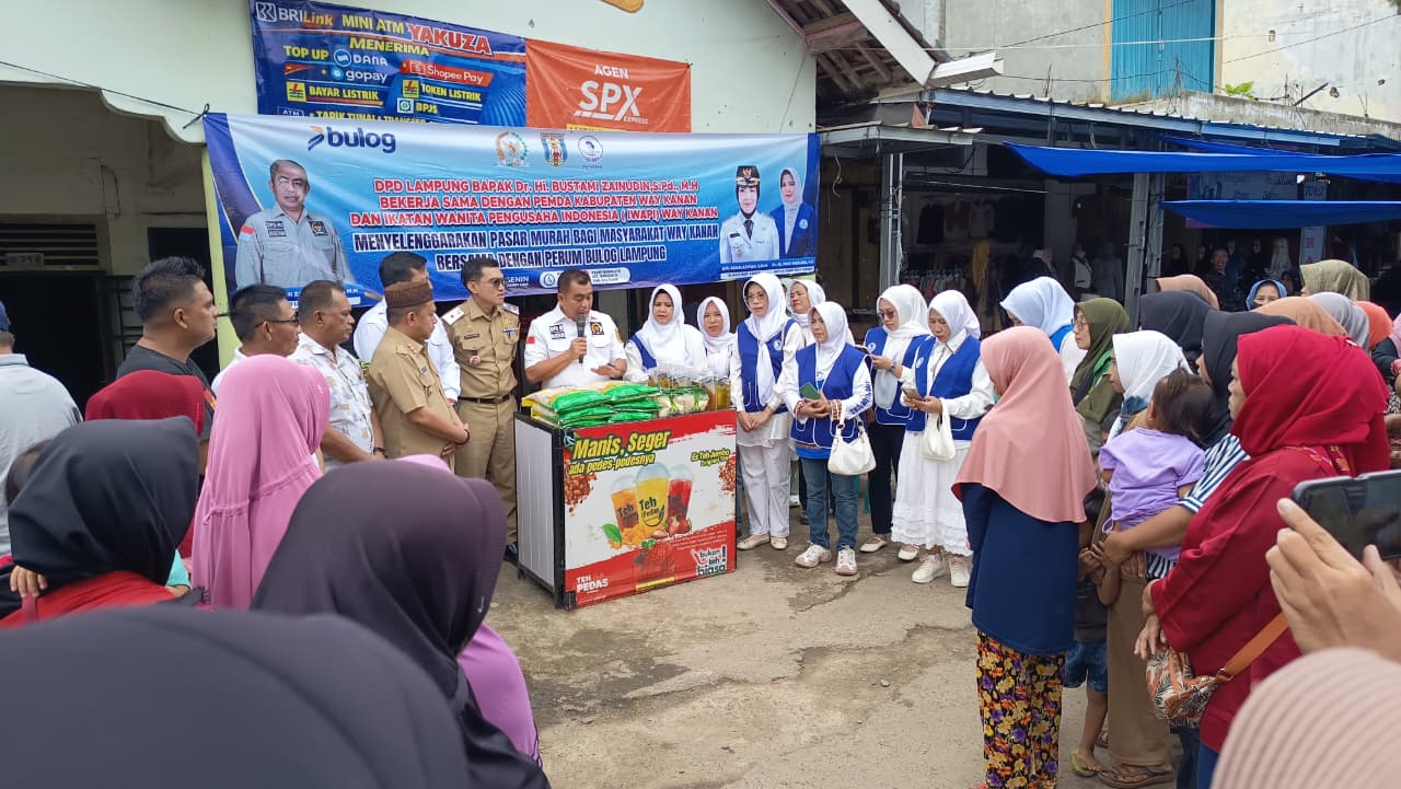 Sinergi Bustami Zainudin, Pemkab Way Kanan, dan IWAPI Gelar Pasar Murah di Baradatu