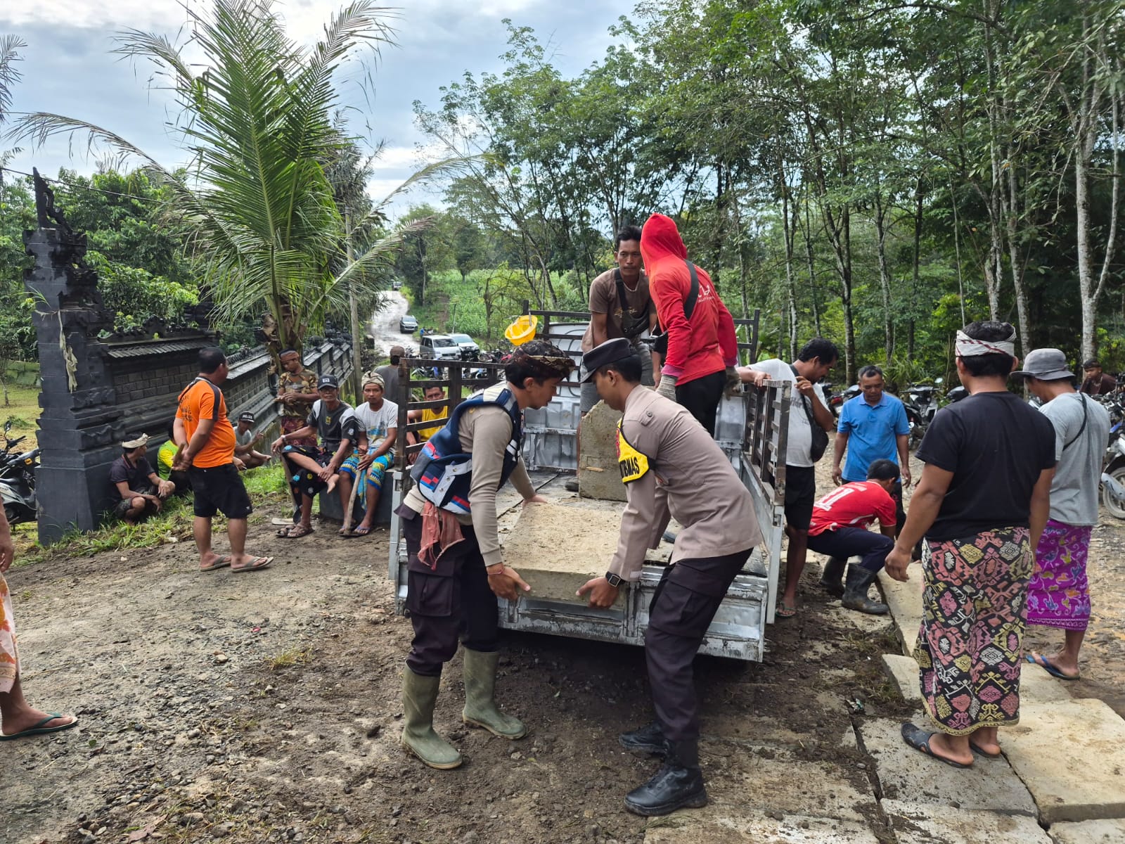 Wujud Toleransi, Polsek Banjit Gotong Royong dan Amankan Upacara Melasti di Bali Sadhar Utara