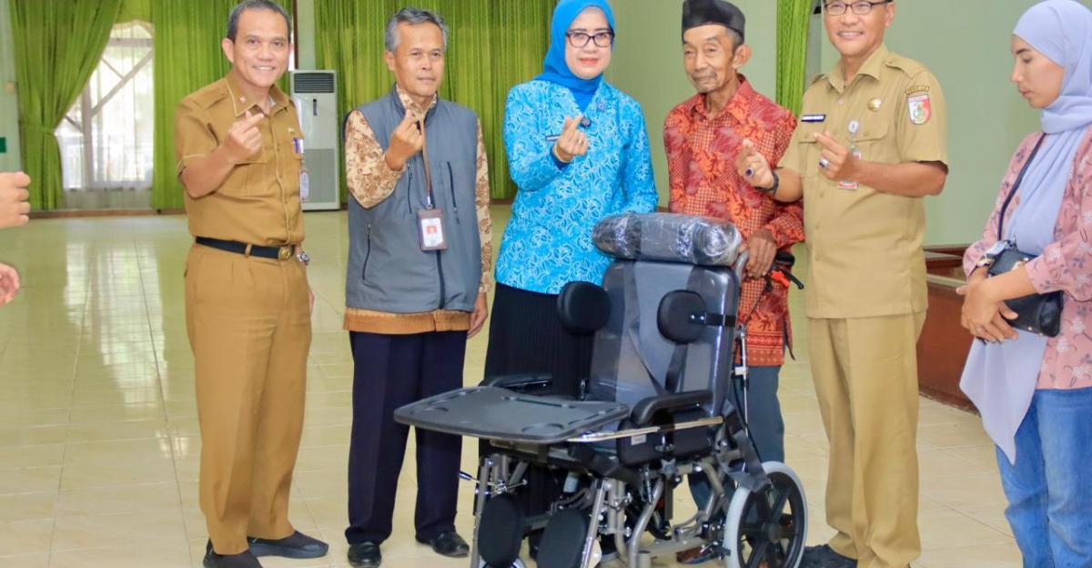 Kemensos Salurkan Bantuan ATENSI di Tulang Bawang, 211 KPM Terima Alat Bantu dan Dana Tunai