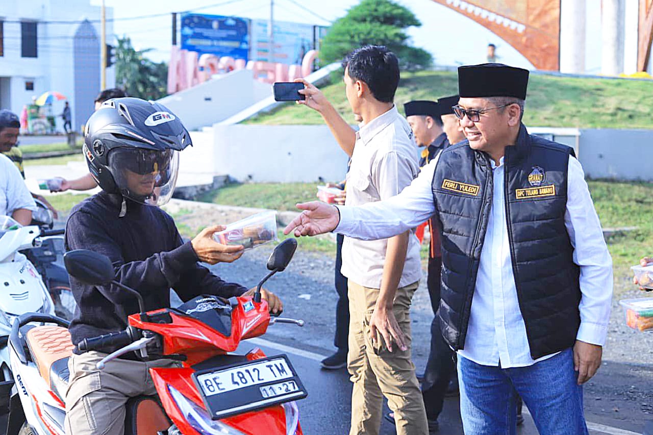 Gandeng Granat hingga Baznas, Bupati Qudrotul Ikhwan Bagikan 1.000 Takjil di Menggala