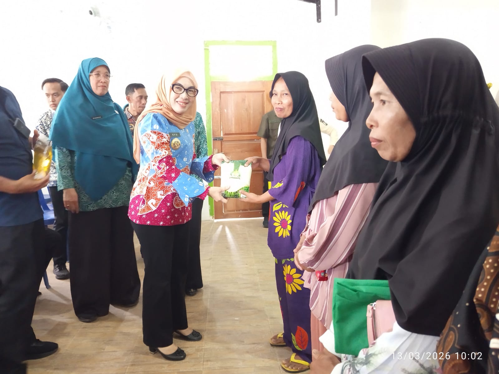 Gagas Gerakan ASN Berbagi, Bupati Ayu Asalasiyah Buka Pasar Murah di Blambangan Umpu