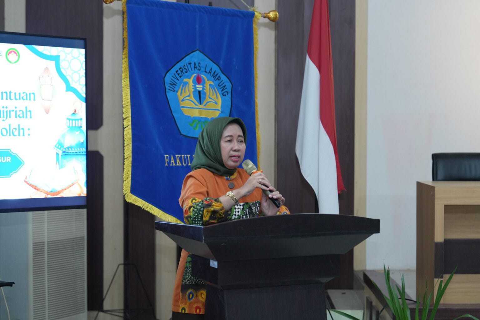 Tebar Kepedulian di Bulan Suci, DWP FT Unila Bagikan Bantuan Sosial