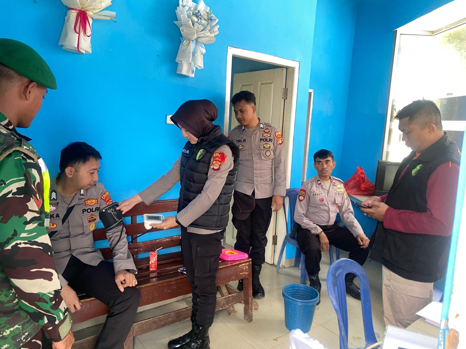 Jaga Stamina Petugas Mudik, Sidokkes Polres Way Kanan Keliling Pospam Lakukan Cek Kesehatan