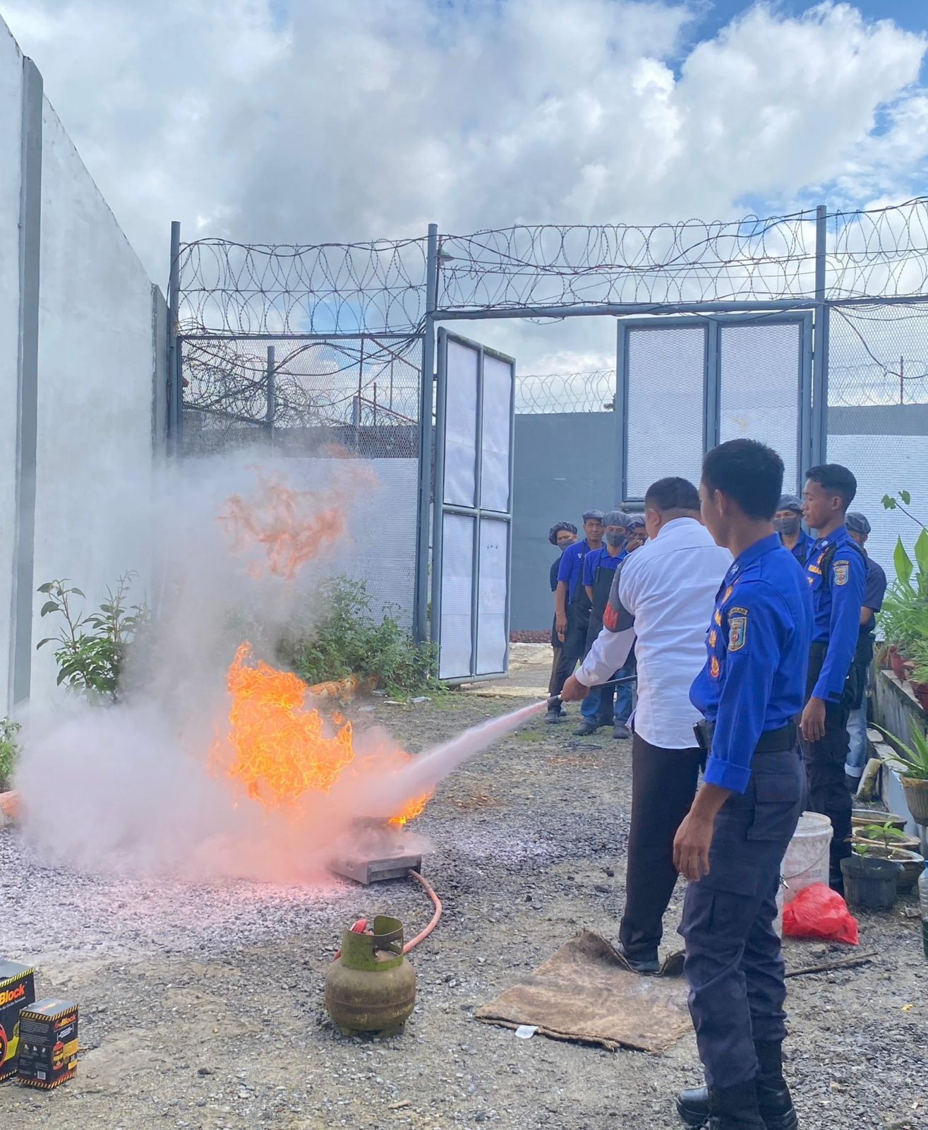 Antisipasi Kebakaran di Area Vital, Lapas Way Kanan Bekali Petugas Dapur Skill Pemadaman Api