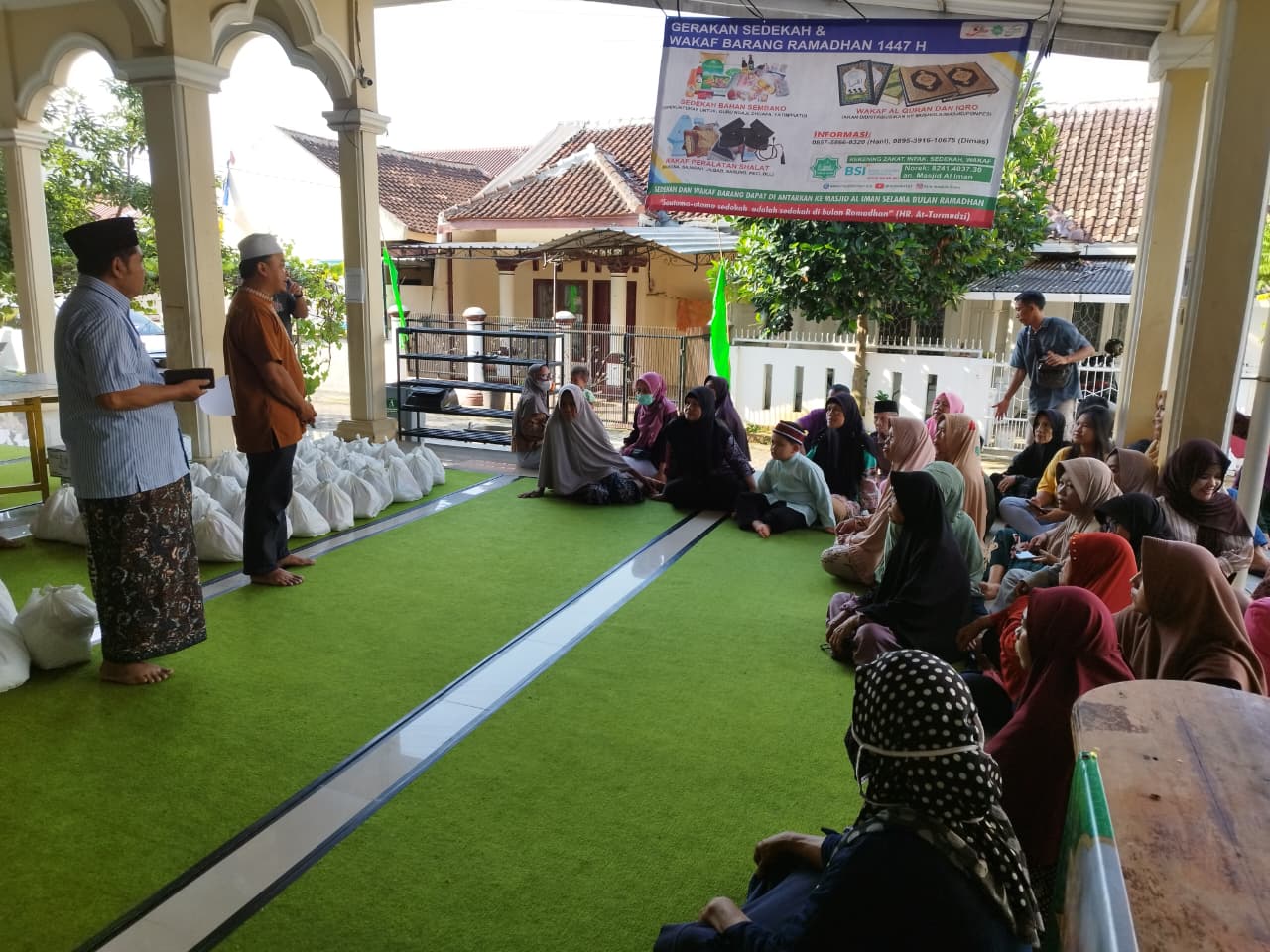 Masjid Al Iman Gedong Meneng Salurkan 375 Paket Zakat Tahap I bagi Mustahik