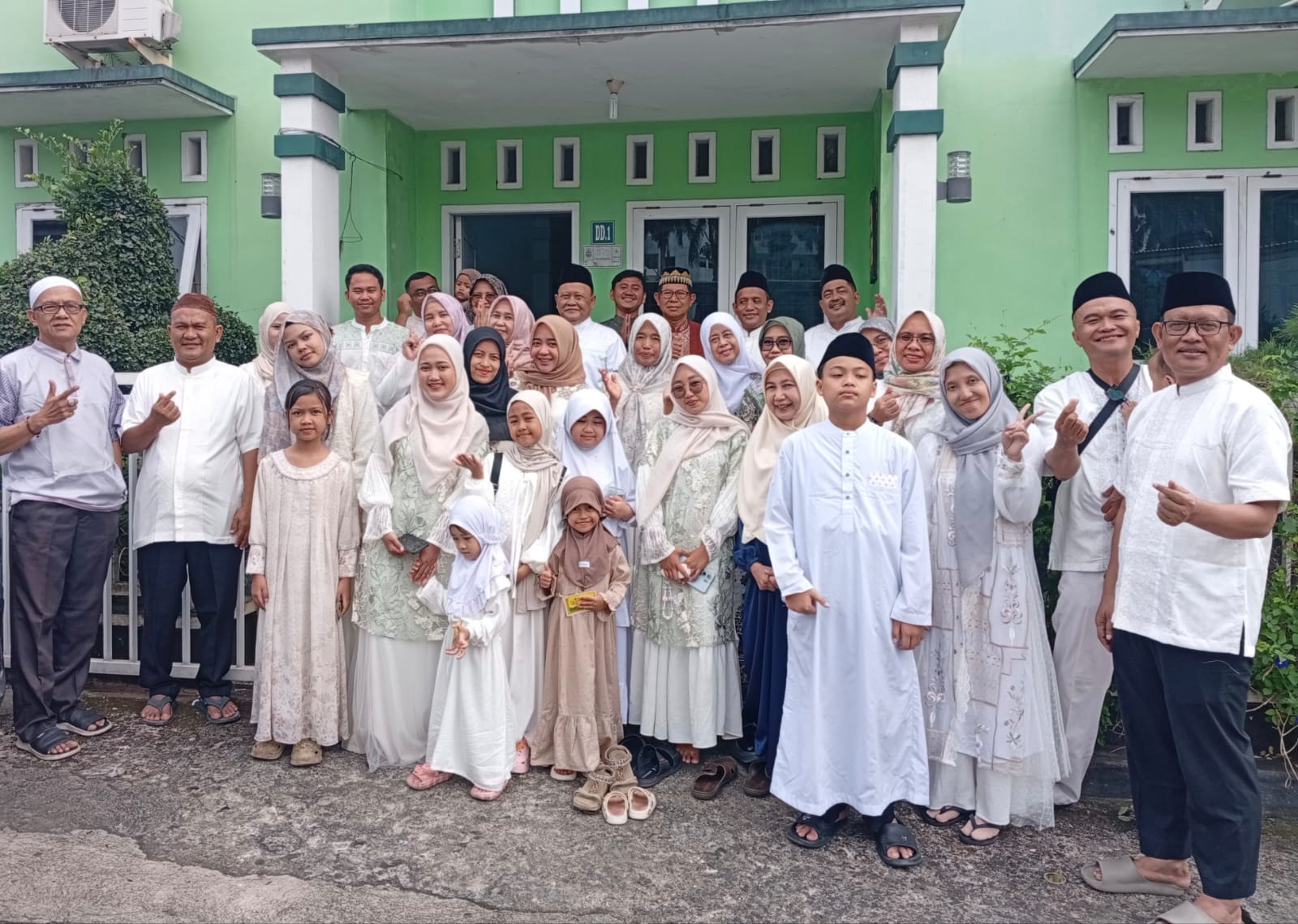 Lestarikan Tradisi Syawal, Warga Bumi Puspa Kencana Kompak Kunjungi 10 Rumah Sesepuh