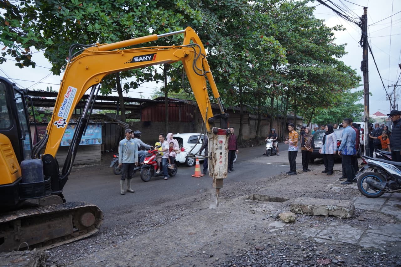 Respon Cepat Bunda Eva, Perbaikan Jalan HRM Mangundiprojo Dikebut Hingga Malam Hari