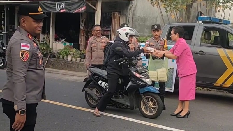 Berkah Ramadan, Polsek Kendahe Bagikan Takjil Gratis kepada Pengendara dan Warga