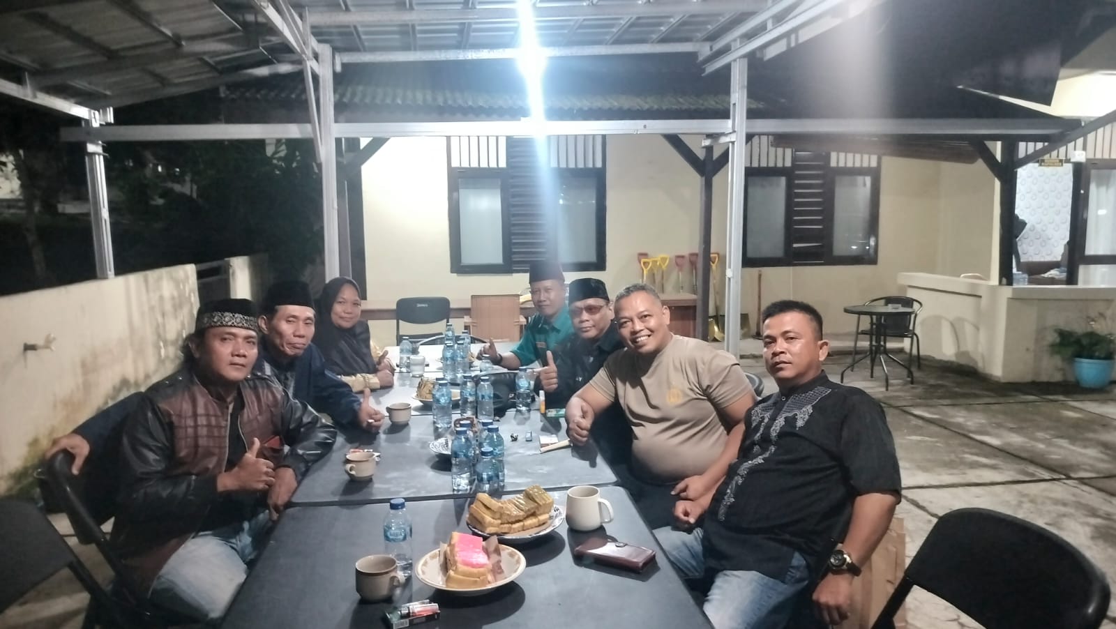 Ketua DPC Asosiasi Wartawan Profesional Indonesia (AWPI) Kabupaten Way Kanan, Agus Medi, bersama jajaran pengurus saat bersilaturahmi dan ngopi bareng Kapolres Way Kanan Didik Kurnianto di rumah dinas Kapolres dalam suasana penuh keakraban di bulan suci Ramadhan 1447 H.