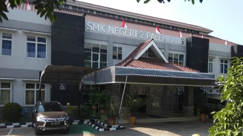 Dilema Parkir Liar di Jalur Hijau Demang Lebar Daun, Kepsek SMKN 2 Palembang Tegaskan Disiplin Siswa
