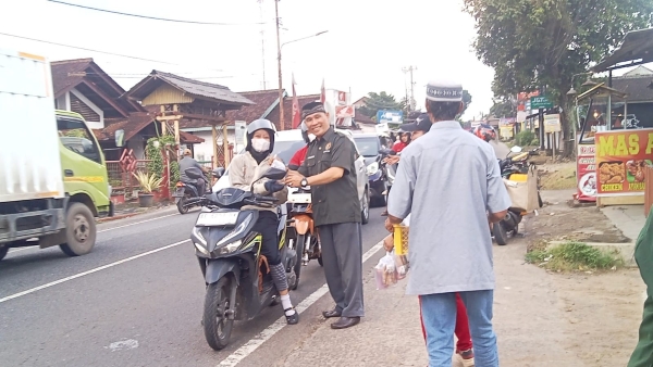 Ramadhan Penuh Berkah, KO-WAPPI Pesawaran Bagikan Takjil dan Santuni Anak Yatim