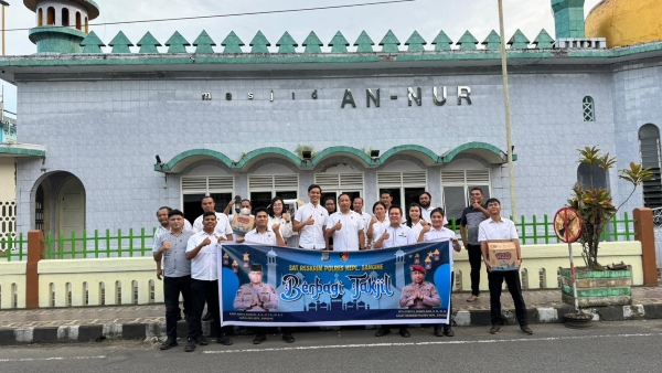 Satreskrim Polres Kepulauan Sangihe Bagikan Takjil Gratis untuk Pengguna Jalan di Bulan Ramadan