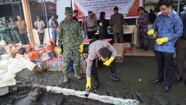 Polres Kepulauan Sangihe Musnahkan Ribuan Liter Miras Ilegal dan Ratusan Obat Keras