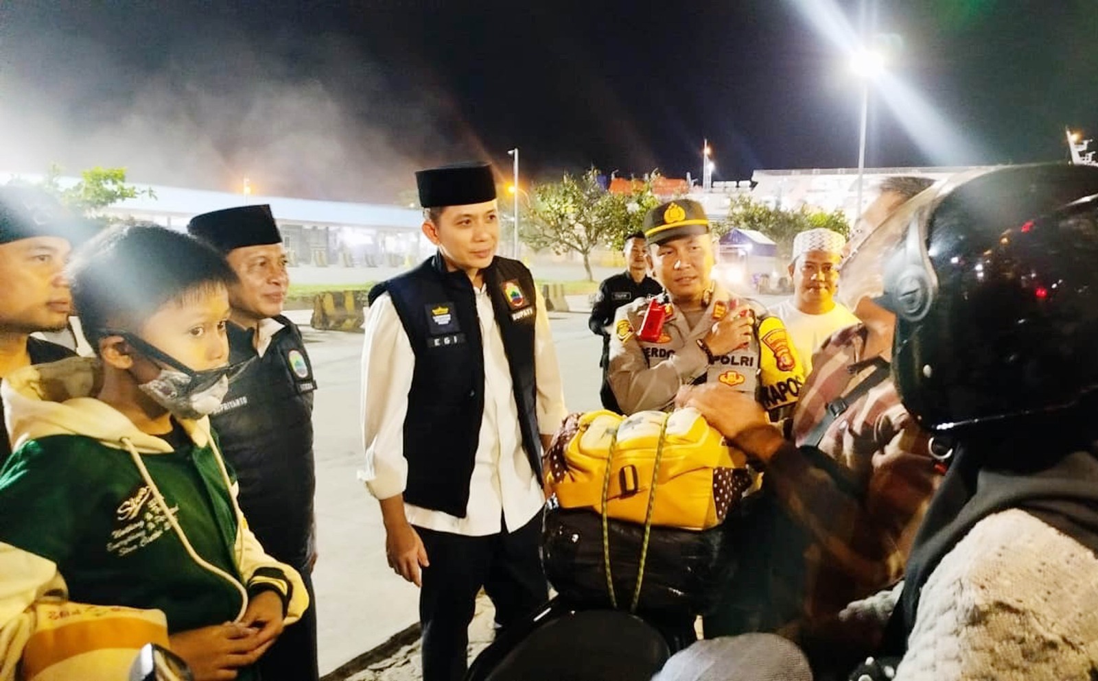 Dini Hari di Bakauheni, Bupati Egi Sambut Pemudik Motor: “Kalau Capek, Istirahat Dulu”
