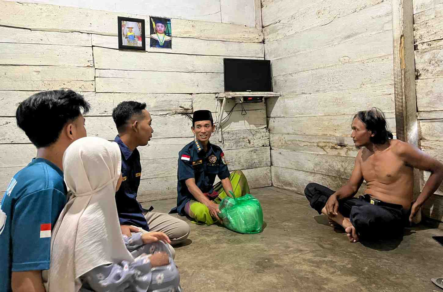 Karang Taruna Way Kanan Bagikan Sembako untuk Warga Kurang Mampu di Negeri Agung