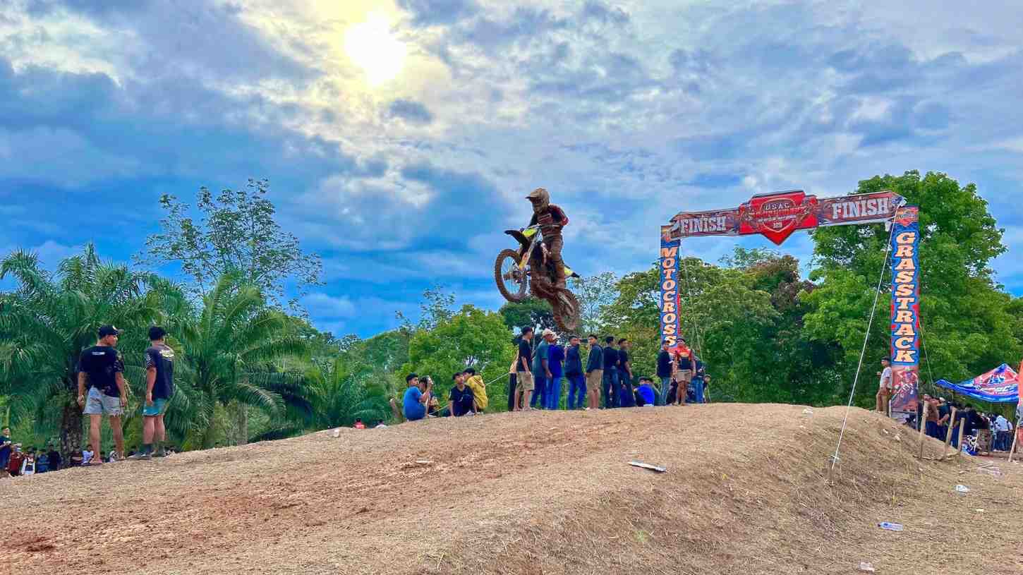 Ribuan Penonton Terpukau, Grasstrack Way Kanan Penuh Aksi Ekstrem