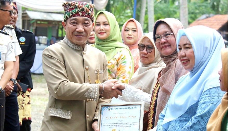 13 “Wanita Helau” Bersinar di Pantai Semukuk, Semangat Kartini Hidupkan Perempuan Lampung Selatan