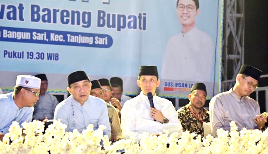 Sholawat Bareng Bupati di Tanjung Sari, Dua Jemaah Dapat Hadiah Umrah dari Bupati Egi
