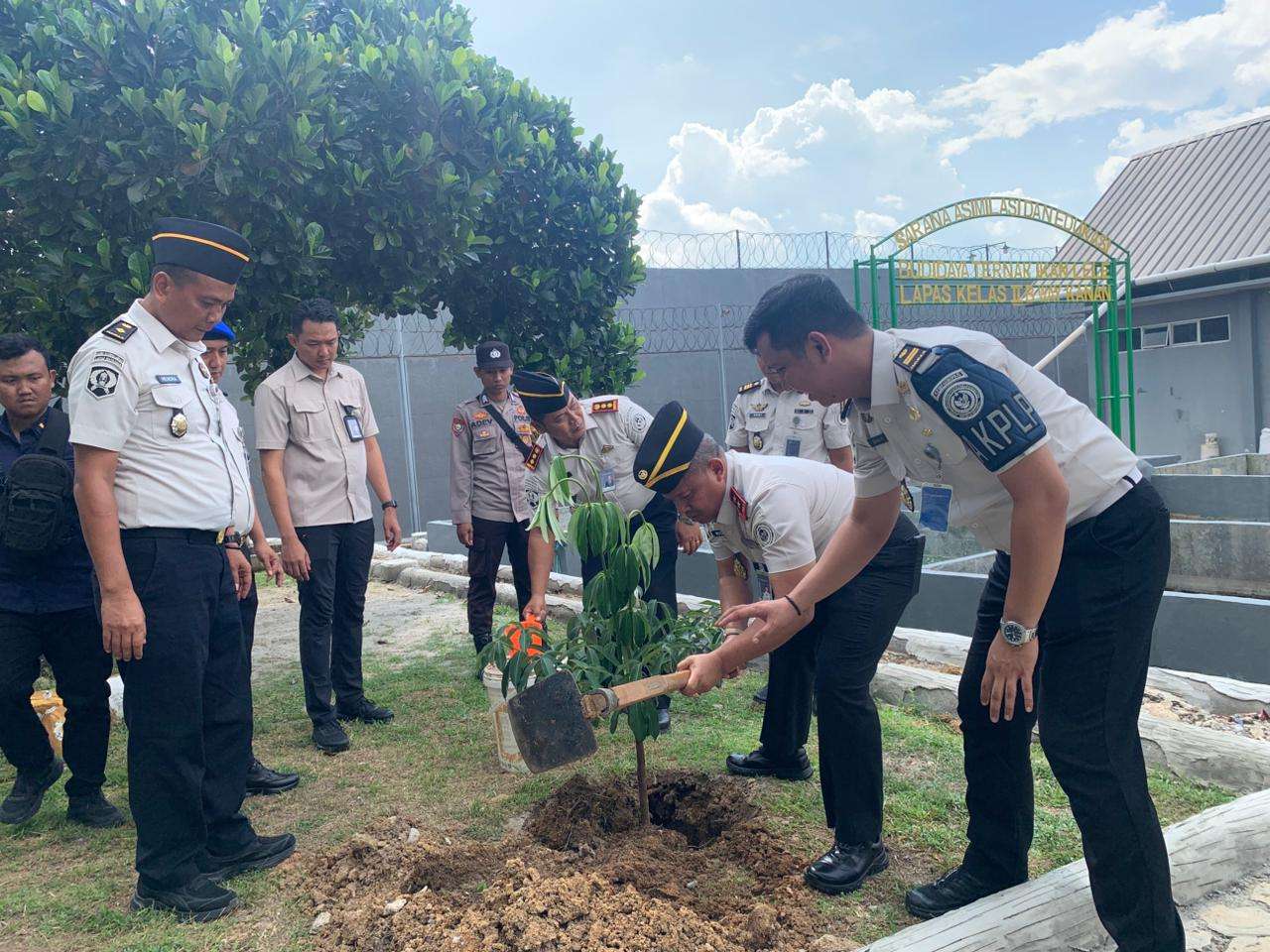 Lapas Way Kanan Produktif, Plh Kakanwil Lampung Panen Telur hingga Tebar Benih Lele