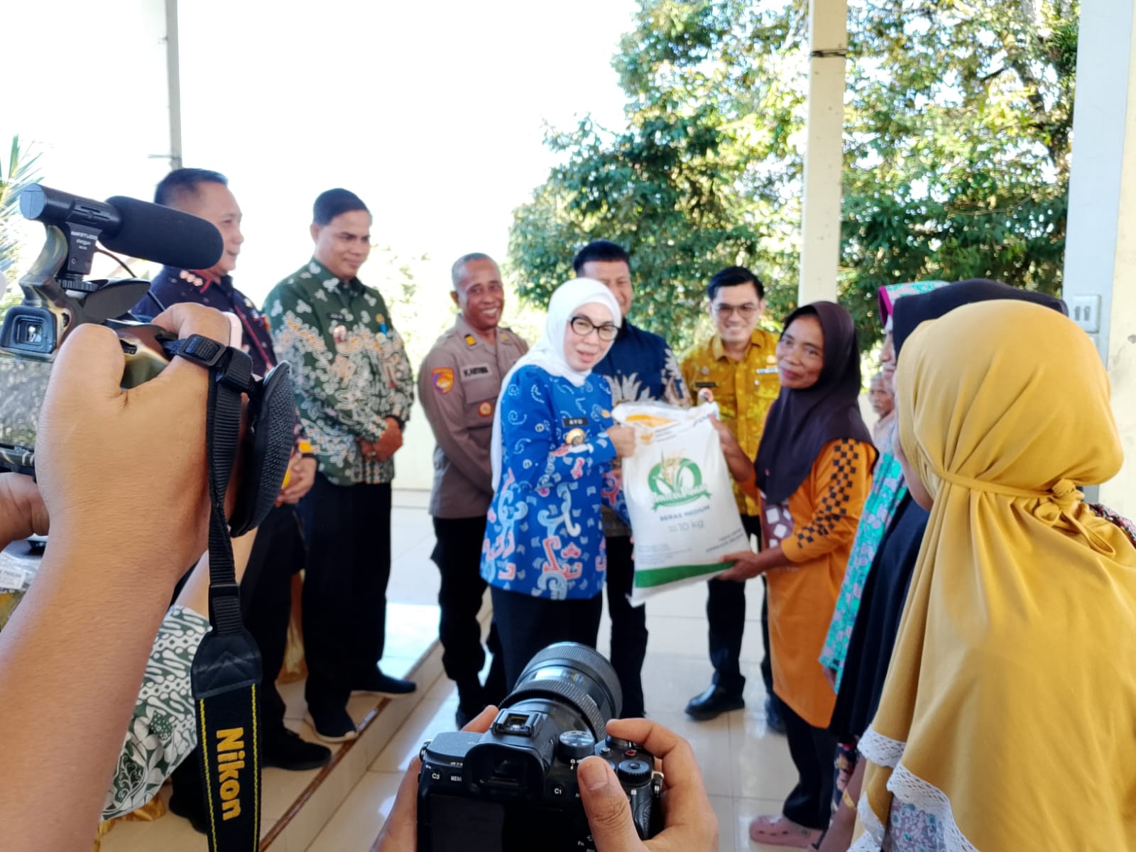 Bupati Ayu Asalasiyah Launching Bantuan Cadangan Pangan di Kampung Bumi Ratu