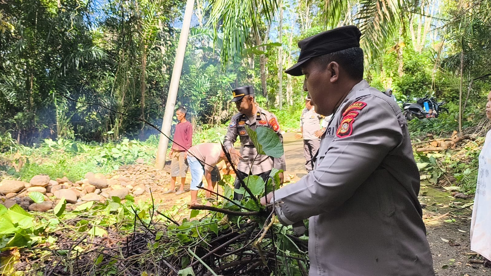 Personel Polres Lubuk Linggau Gotong Royong Percantik Fasilitas Umum