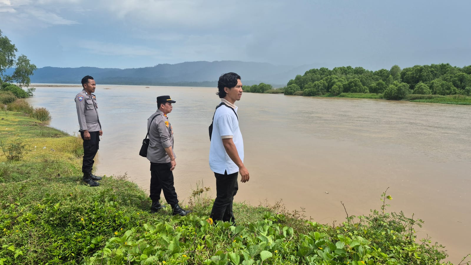 Belum Ditemukan, Polsek Wonosobo Perluas Area Pencarian Korban Hanyut di Sungai Way Semuong