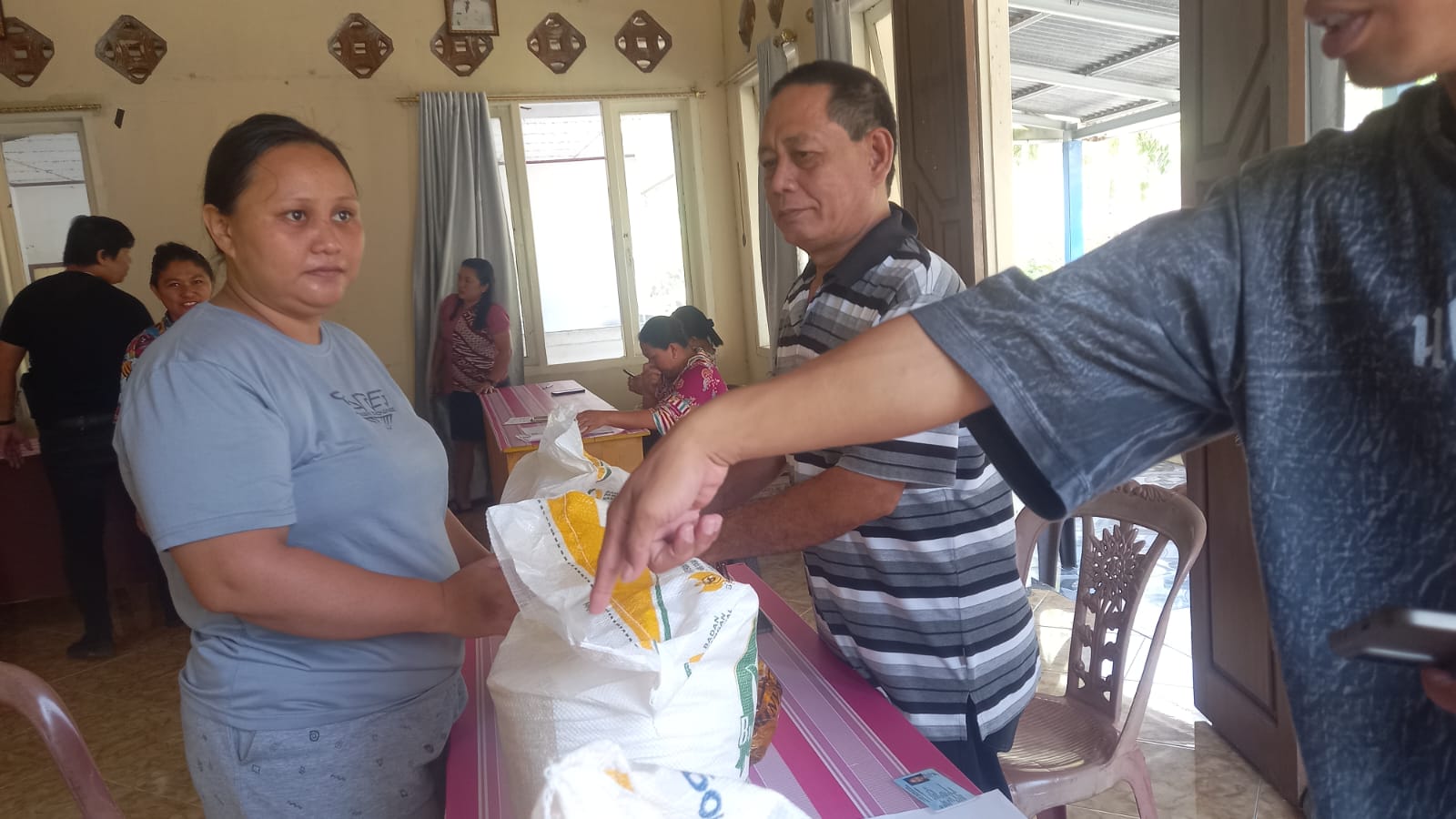 173 Keluarga di Kampung Sesiwung Terima Bantuan Cadangan Pangan