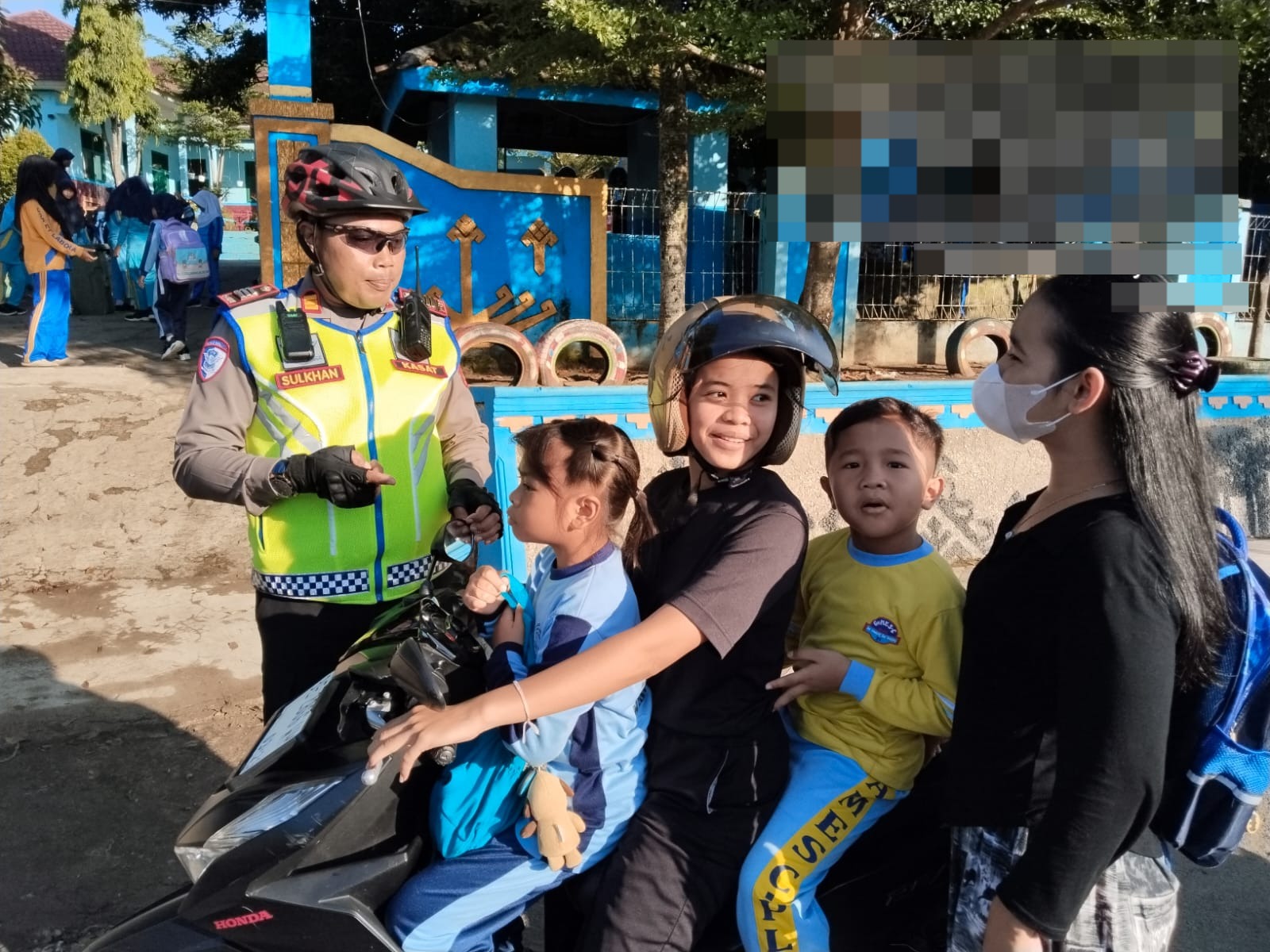 Kasatlantas Polres Way Kanan Pimpin Gatur Lalin, Pastikan Siswa SDN 1 Negeri Baru Menyeberang Aman