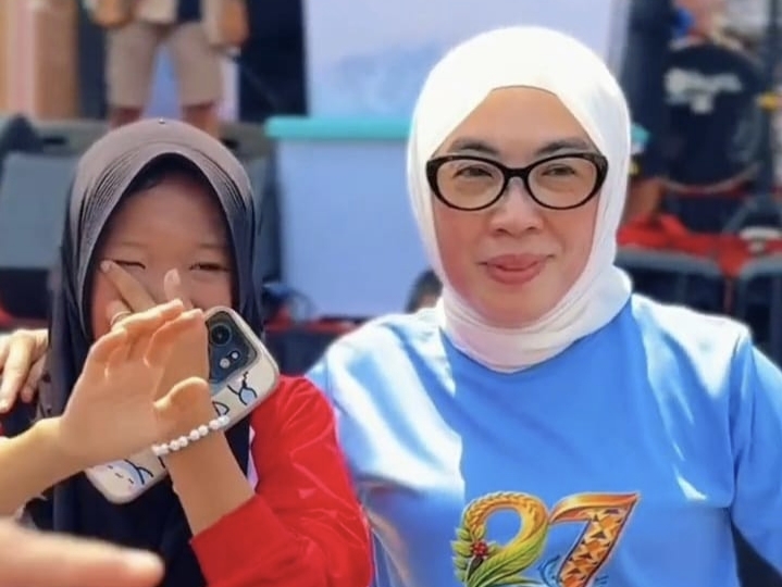 Kisah Haru HUT ke-27 Way Kanan, Yatim Piatu Ade Jepilia Dapat Kado Motor dari Bupati