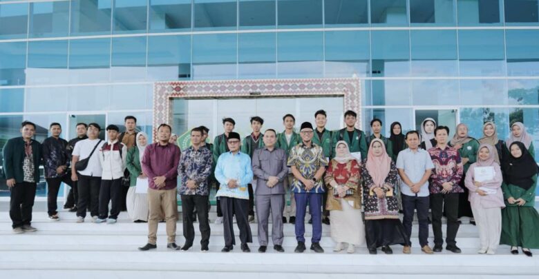 Peduli Pendidikan, Ahmad Bastian Salurkan Bantuan untuk 38 Mahasiswa UIN RIL