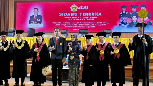 Darlian Pone Raih Gelar Doktor Ilmu Hukum Universitas Borobudur dengan Predikat Cumlaude