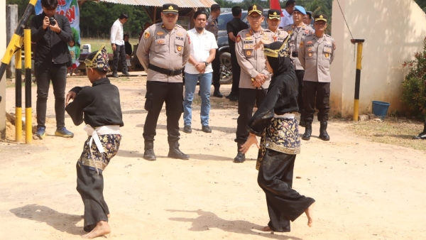 Kapolres Banyuasin Kunjungi Polsek Tungkal Ilir, Salurkan Bansos hingga Tebar Benih Ikan
