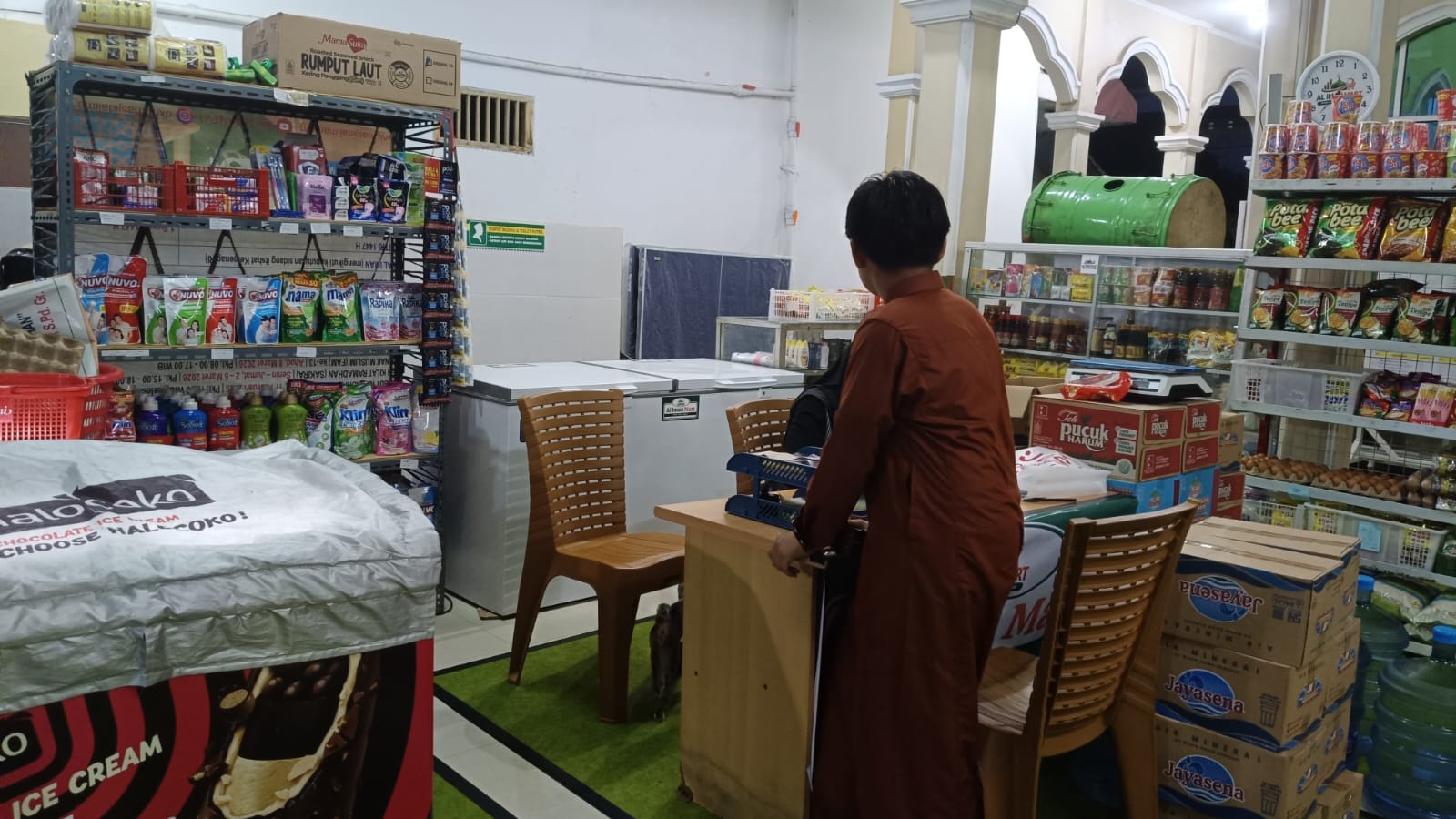Cerita Azil di Al Iman Mart: Cari Jajanan Murah Sepulang Mengaji