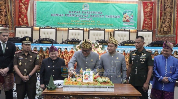Wabup Irawan Topani Hadiri Rapat Paripurna DPRD Pesibar dalam Rangka HUT ke-13 Pesisir Barat