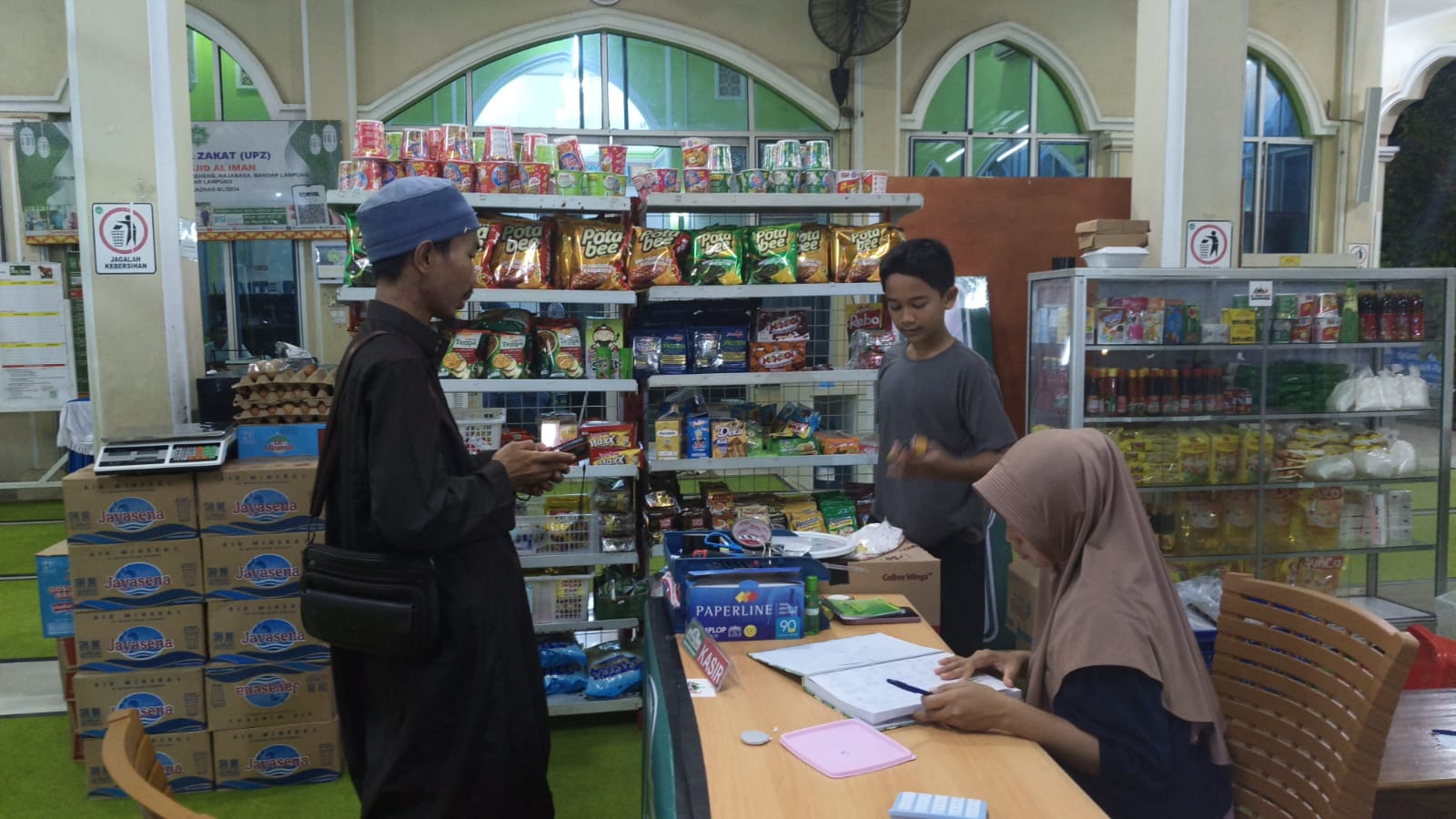 Aksi Nyata Dukung Masjid, Suci Datang Bersepeda ke Al Iman Mart Gedong Meneng