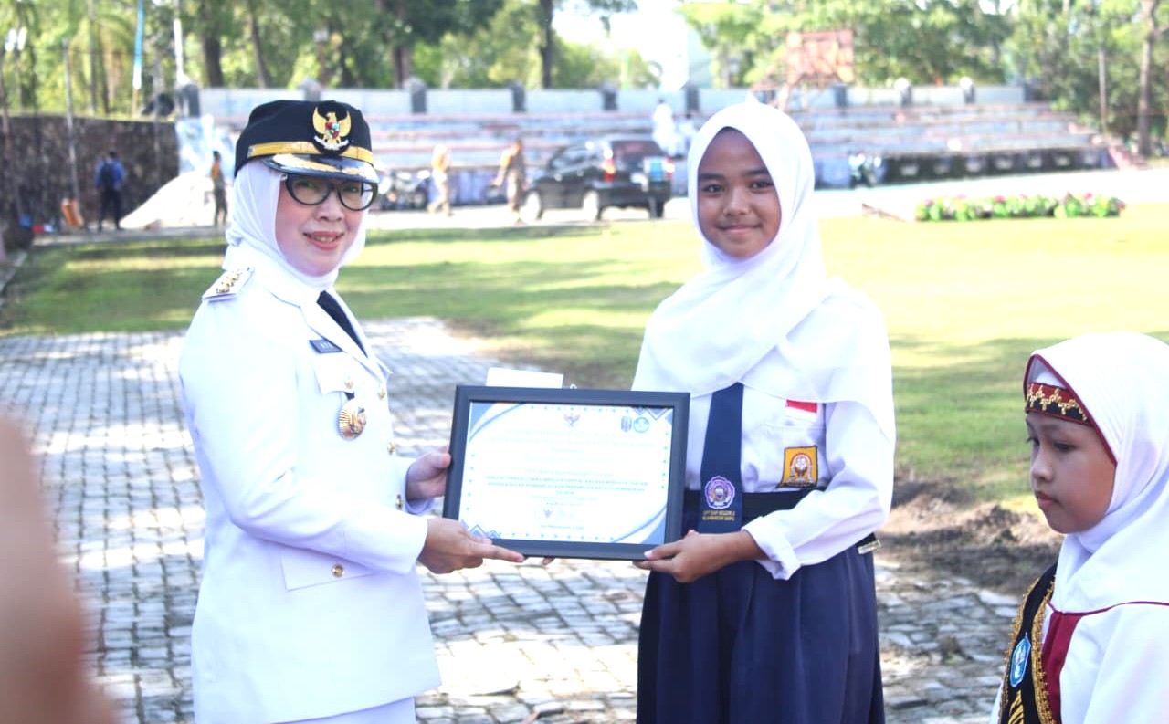 Siswi SMP Ini Bikin Haru di HUT ke-27 Way Kanan, Prestasinya Jadi “Kado Indah” untuk Daerah