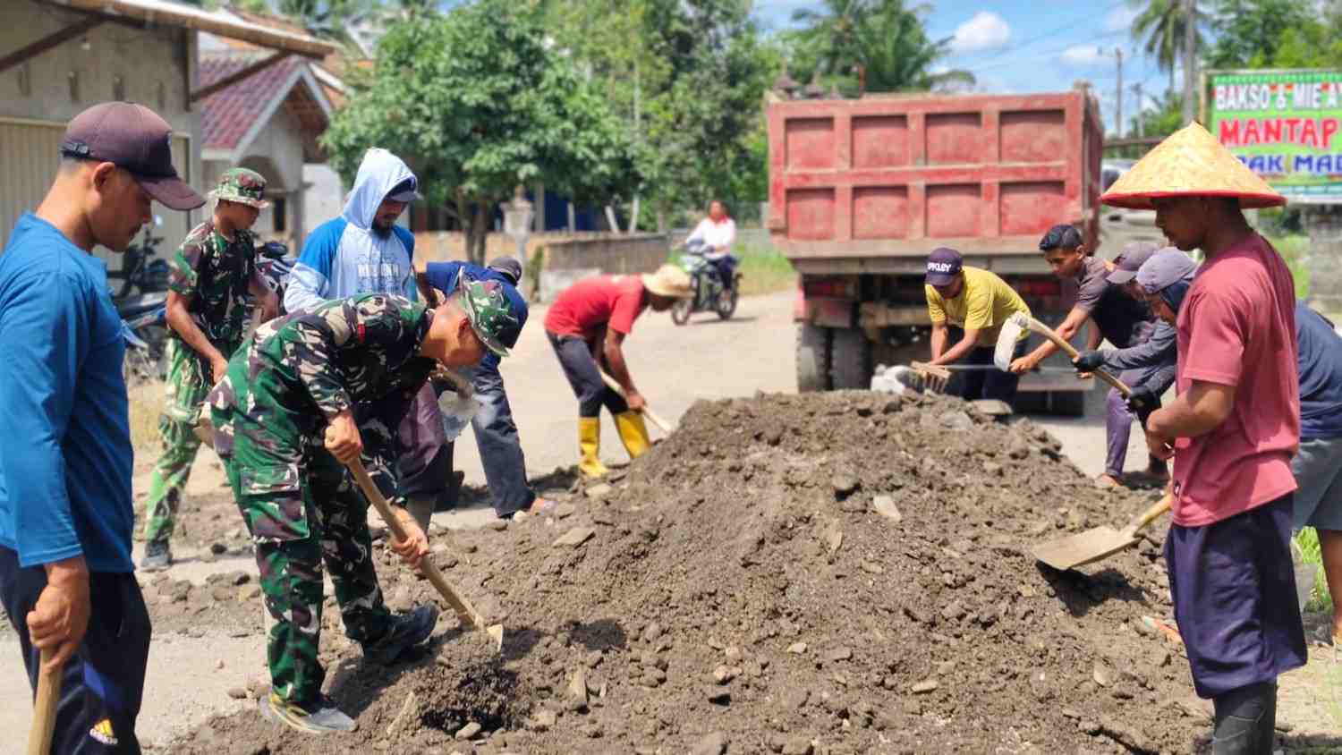 TNI dan Warga Gotong Royong Perbaiki Jalan Rusak di Kampung Ramsai