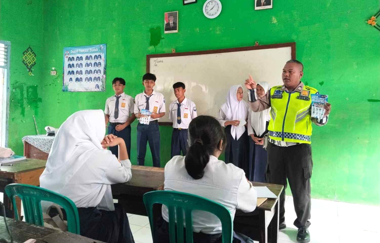 Satlantas Polres Way Kanan Edukasi Pelajar Lewat Police Goes To School di SMPN 1 Baradatu
