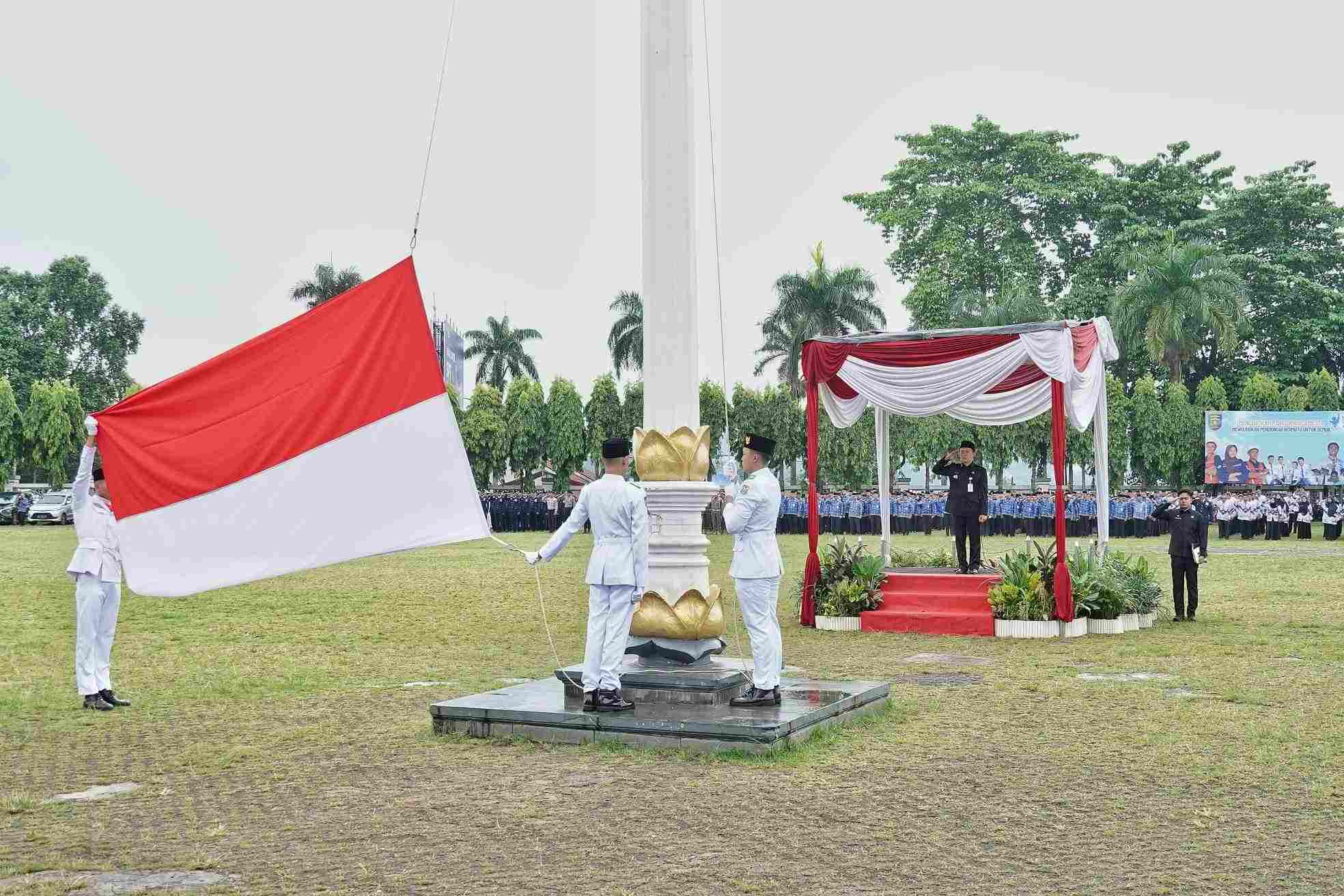 Pimpin Upacara Hardiknas 2026, Sekdaprov Lampung: Sekolah Harus Jadi Ruang Tumbuh yang Aman