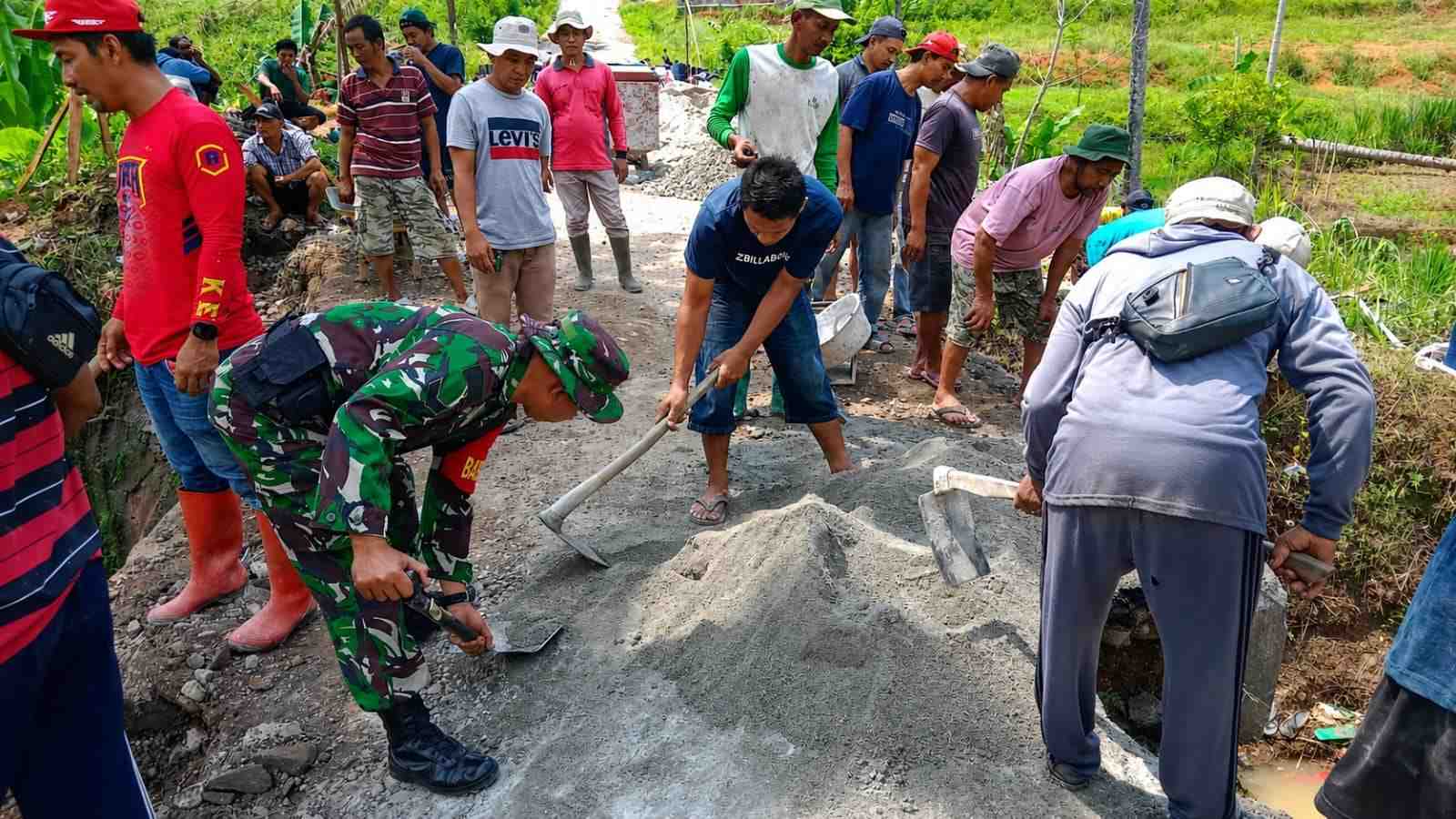 Wujud Sinergi TNI-Warga, Jembatan Rusak di Campur Asri Way Kanan Diperbaiki Secara Swadaya
